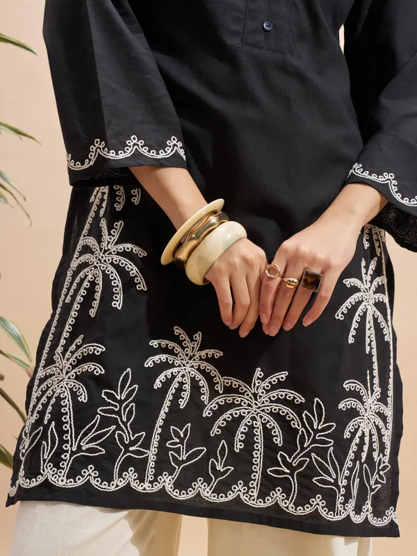 Vara By Vishudh Women Black Embroidered Straight Kurta