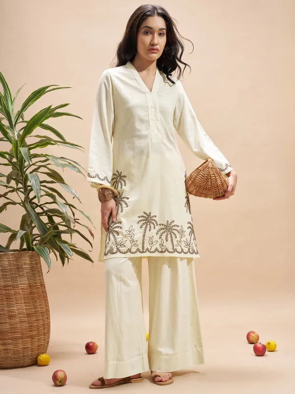 Vara By Vishudh Women Cream Embroidered Straight Kurta