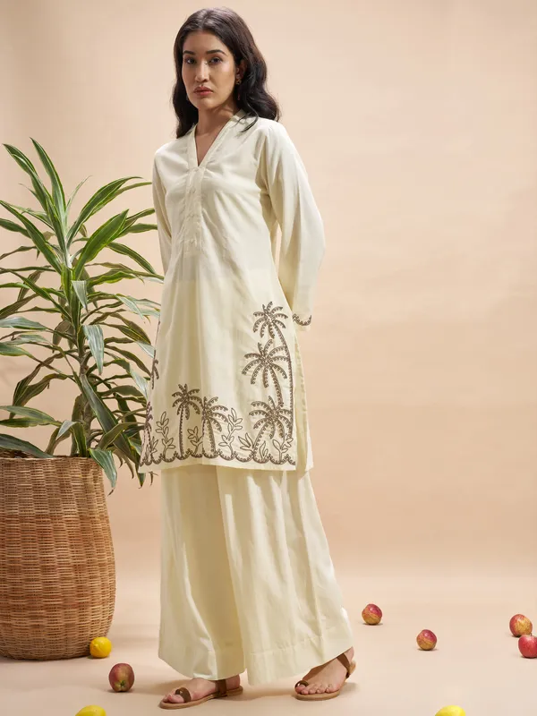 Vara By Vishudh Women Cream Embroidered Straight Kurta