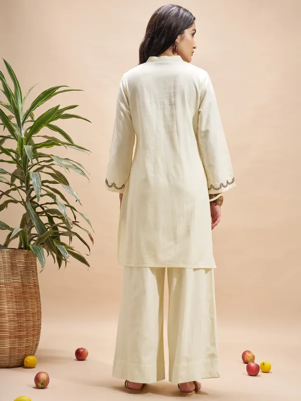 Vara By Vishudh Women Cream Embroidered Straight Kurta