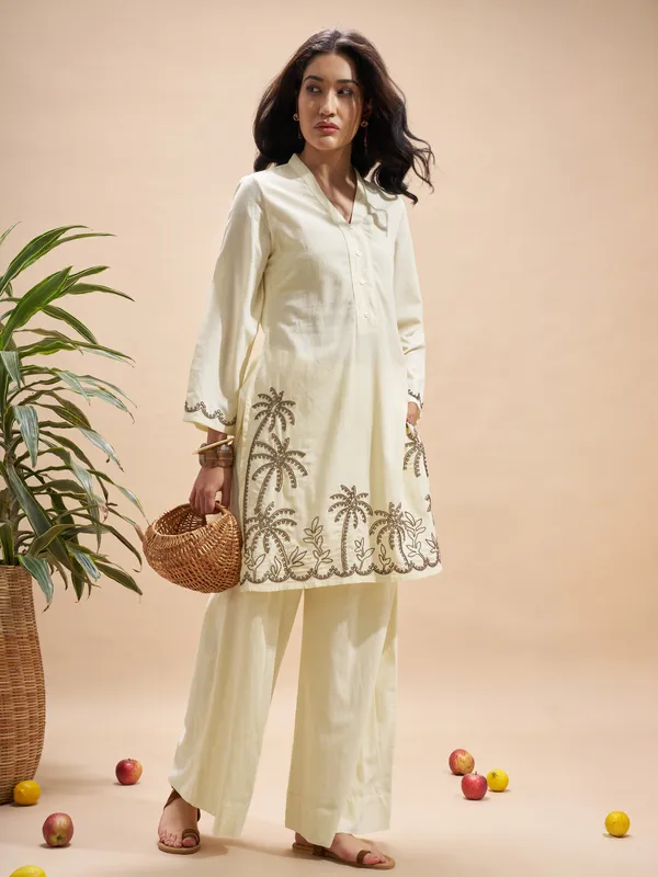 Vara By Vishudh Women Cream Embroidered Straight Kurta