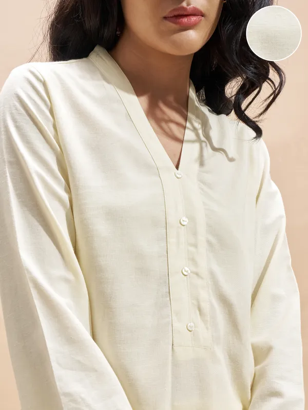 Vara By Vishudh Women Cream Embroidered Straight Kurta