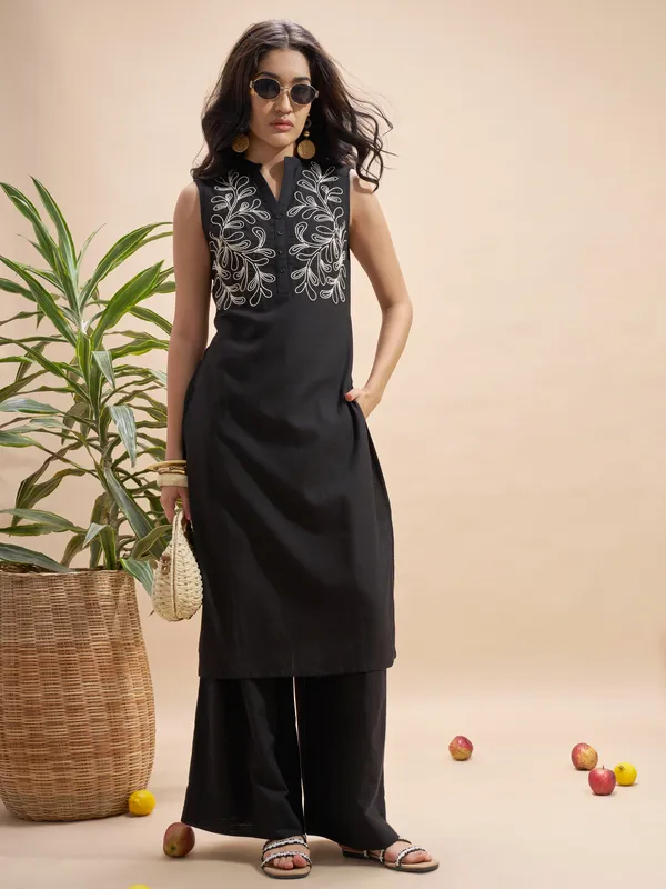 Vara By Vishudh Women Black Embroidered Straight Kurta