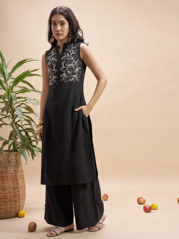 Vara By Vishudh Women Black Embroidered Straight Kurta