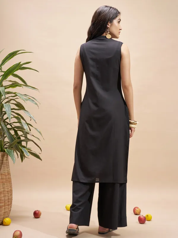 Vara By Vishudh Women Black Embroidered Straight Kurta