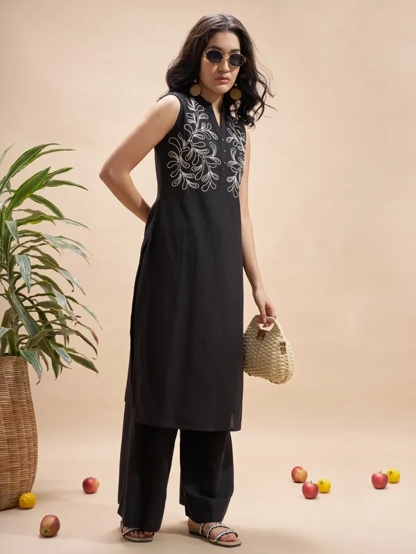 Vara By Vishudh Women Black Embroidered Straight Kurta