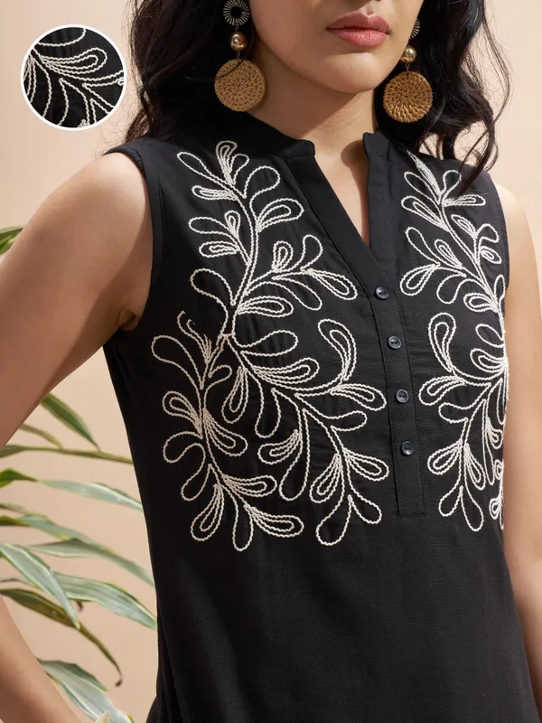Vara By Vishudh Women Black Embroidered Straight Kurta