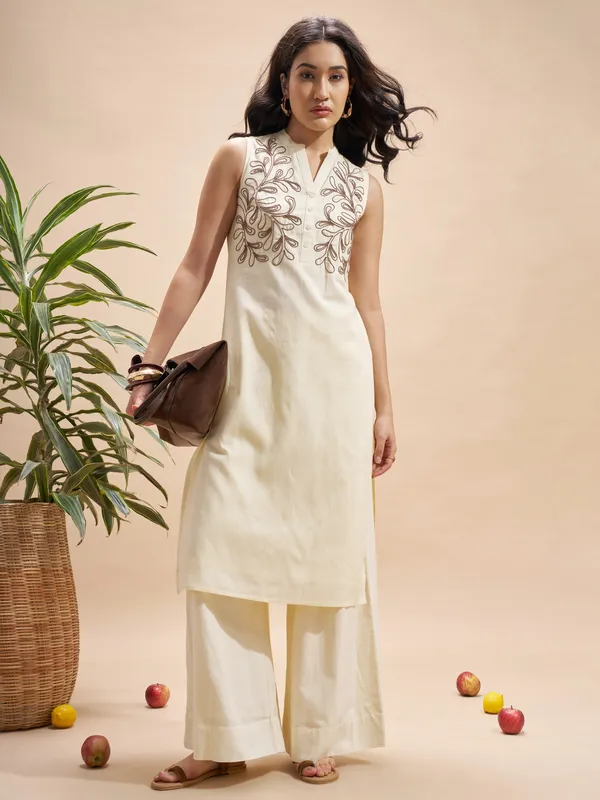 Vara By Vishudh Women Cream Embroidered Straight Kurta