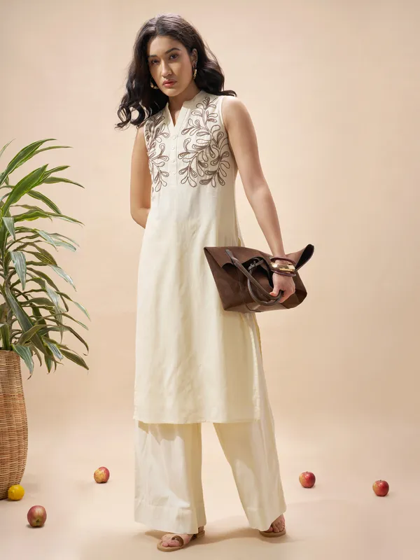 Vara By Vishudh Women Cream Embroidered Straight Kurta