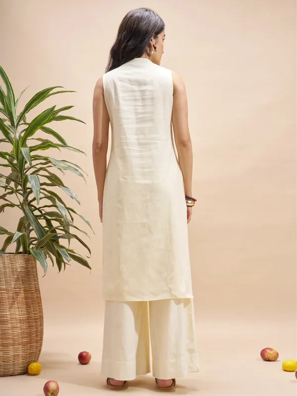 Vara By Vishudh Women Cream Embroidered Straight Kurta