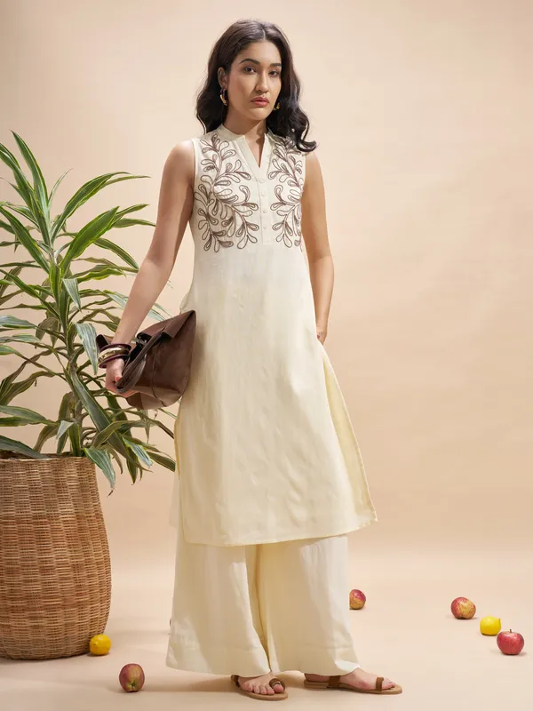 Vara By Vishudh Women Cream Embroidered Straight Kurta