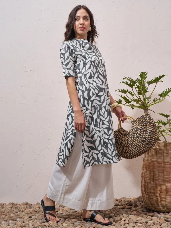 Vara By Vishudh Women Navy Blue Printed Straight Kurta