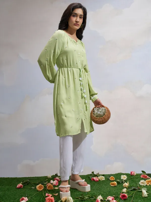 Vara By Vishudh Women Green Embroidered Straight Kurta