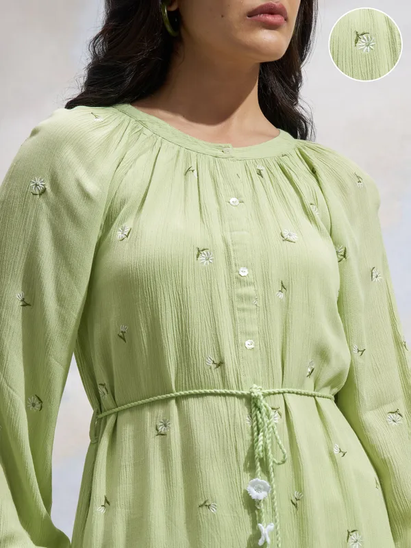 Vara By Vishudh Women Green Embroidered Straight Kurta