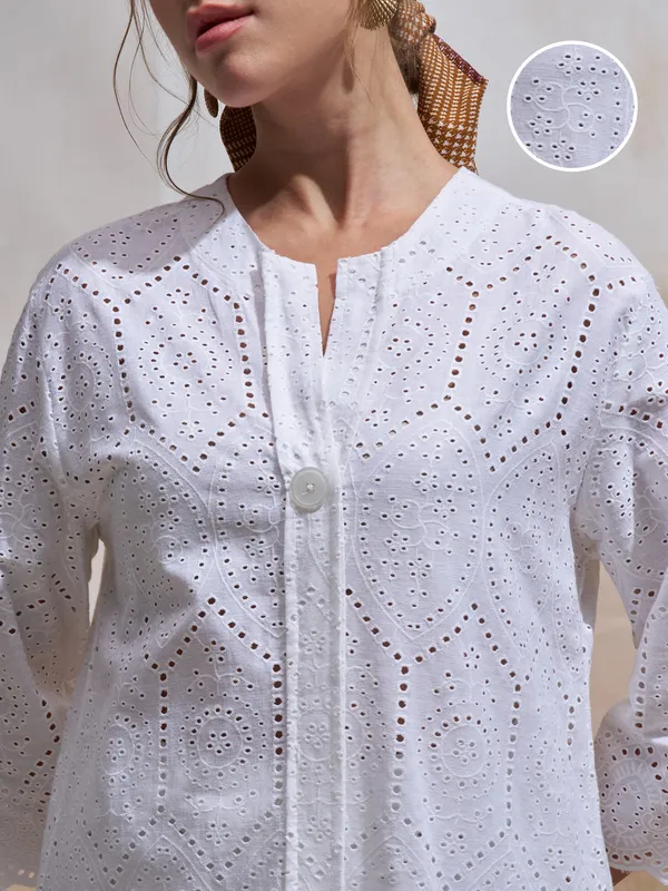 Vara By Vishudh Women White Embroidered Straight Kurta