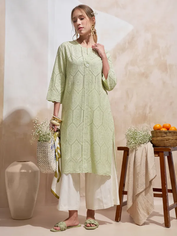 Vara By Vishudh Women Green Embroidered Straight Kurta