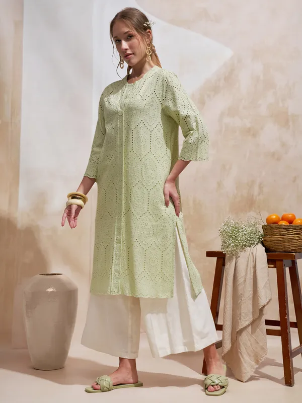 Vara By Vishudh Women Green Embroidered Straight Kurta