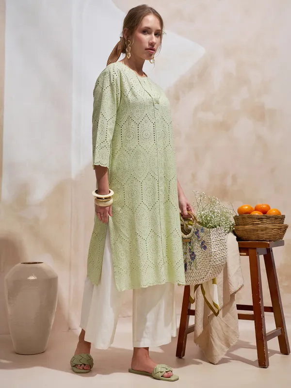 Vara By Vishudh Women Green Embroidered Straight Kurta