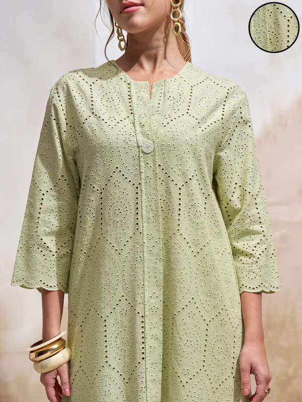 Vara By Vishudh Women Green Embroidered Straight Kurta