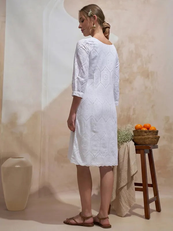 Vara By Vishudh Women White Embroidered Straight Kurta