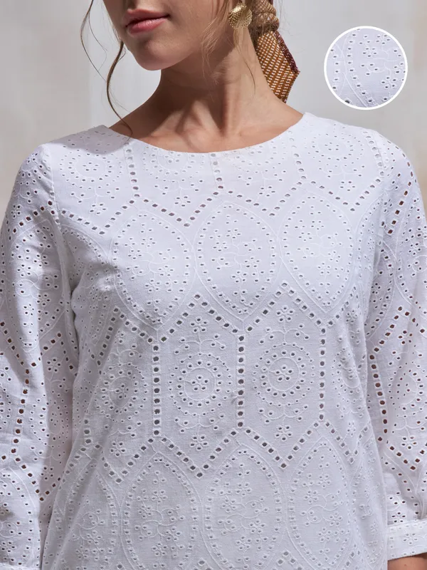 Vara By Vishudh Women White Embroidered Straight Kurta