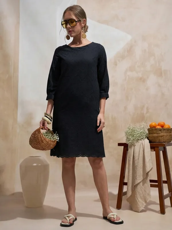 Vara By Vishudh Women Black Embroidered Straight Kurta