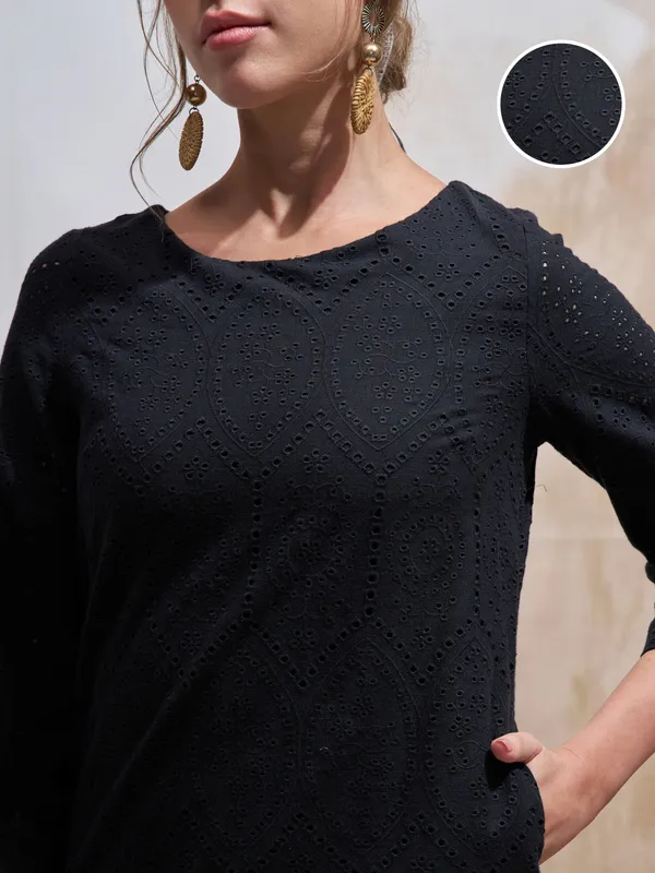 Vara By Vishudh Women Black Embroidered Straight Kurta