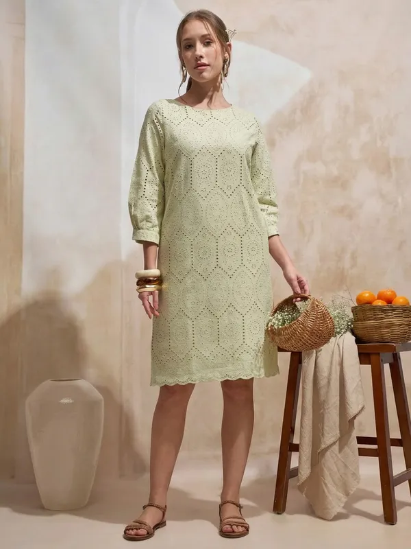 Vara By Vishudh Women Green Embroidered Straight Kurta