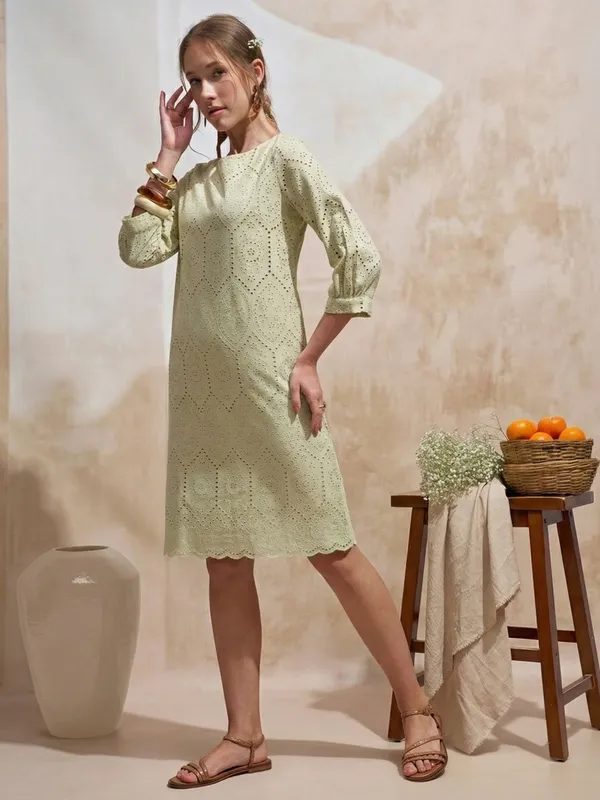 Vara By Vishudh Women Green Embroidered Straight Kurta