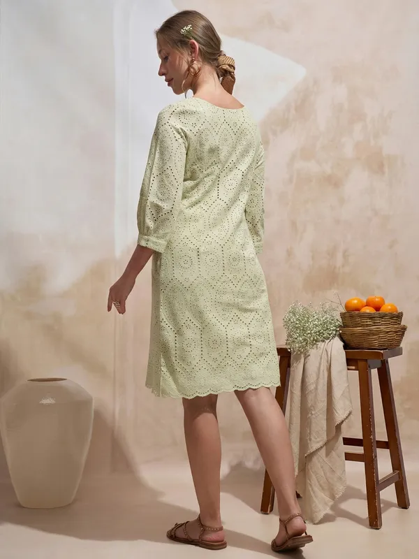 Vara By Vishudh Women Green Embroidered Straight Kurta