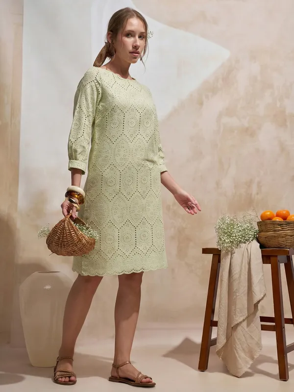 Vara By Vishudh Women Green Embroidered Straight Kurta