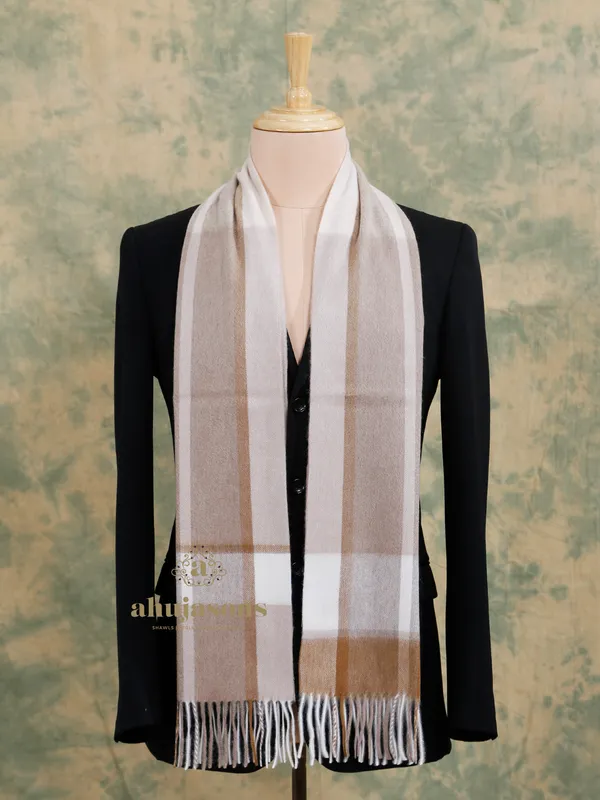 Luxurious Comfort in the Beige Cashmere Muffler