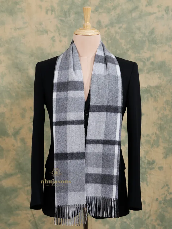 Luxurious Comfort in the Grey Cashmere Muffler