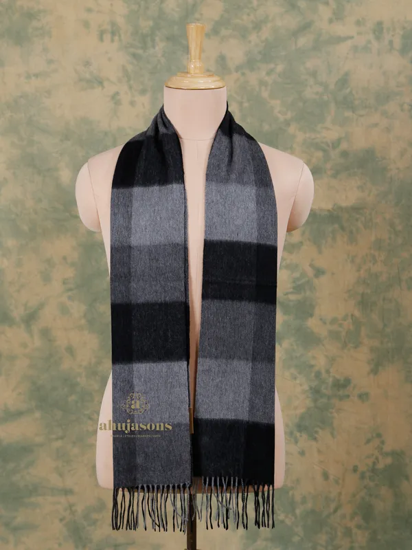 Luxurious Comfort in the Black and Grey Cashmere Muffler