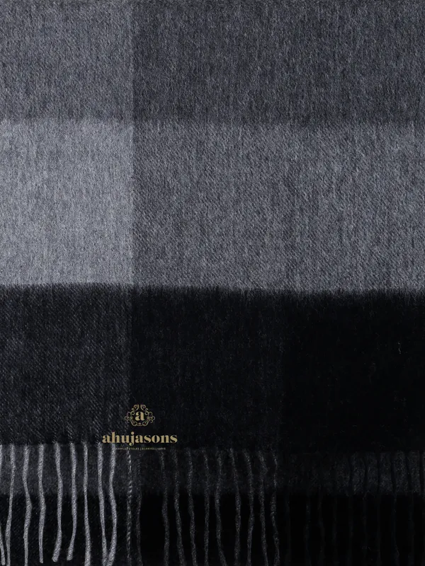 Luxurious Comfort in the Black and Grey Cashmere Muffler