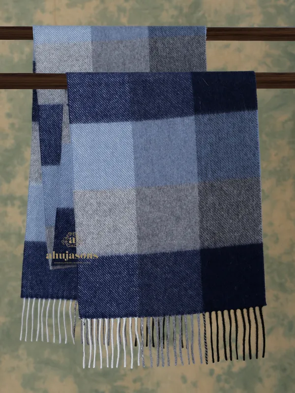 Luxurious Comfort in the Blue Cashmere Muffler