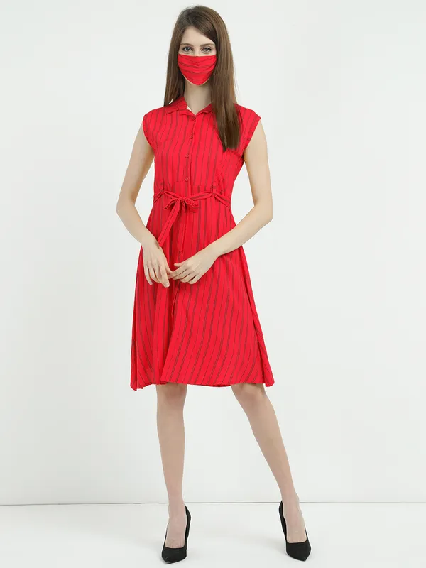Women Half Sleeve Collared Stripe Dresses (Red)