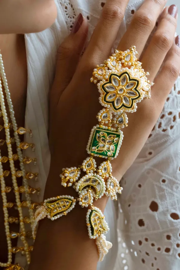 Green Pearls Gothai Kundan Haathphool