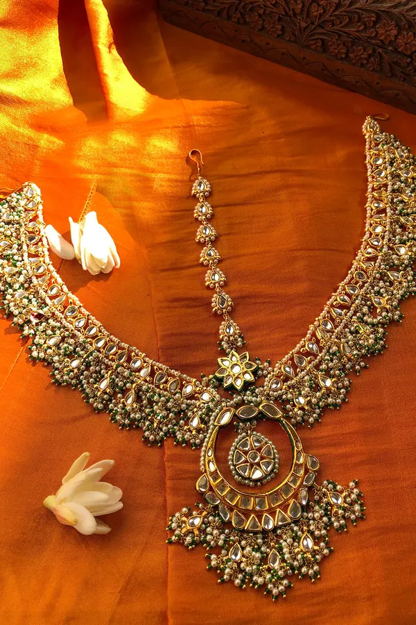 Statement Pearl & Kundan MathaPatti