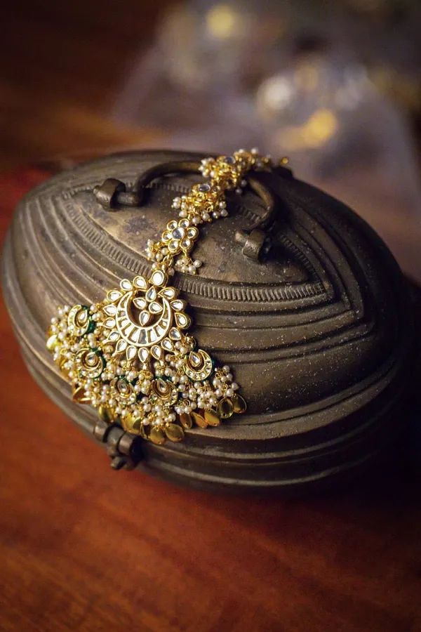 Statement Gold Pipalpatti Maang Tikka