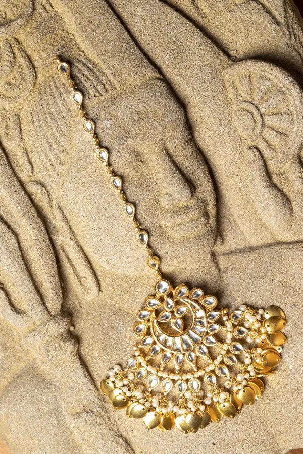 Gold Pipalpatti Maang Tikka