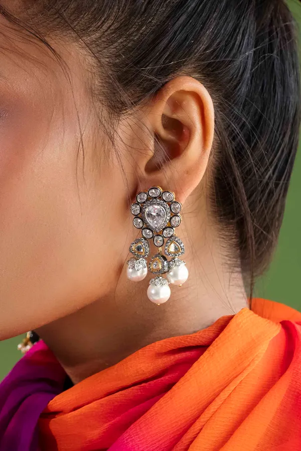 Zircon Detail White Pearl Earrings