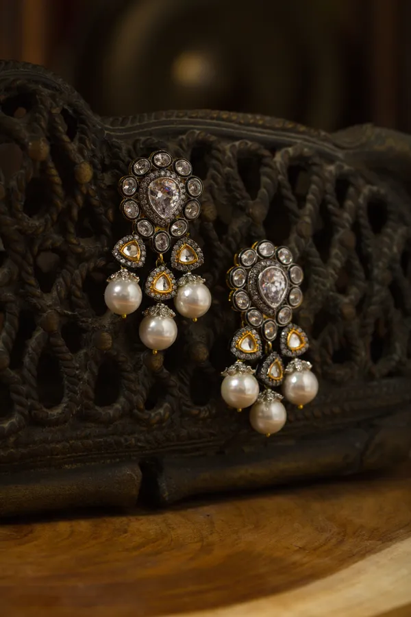 Zircon Detail White Pearl Earrings