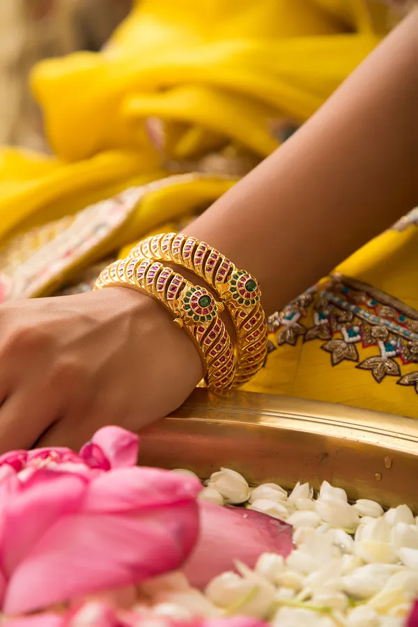 Red & Green Kundan Golden Kada