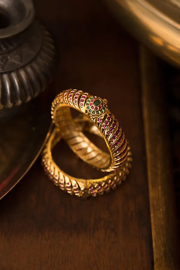 Red & Green Kundan Golden Kada