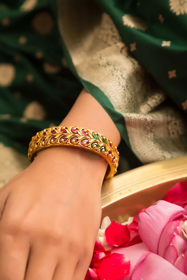 Red & Green Kundan Golden Kada