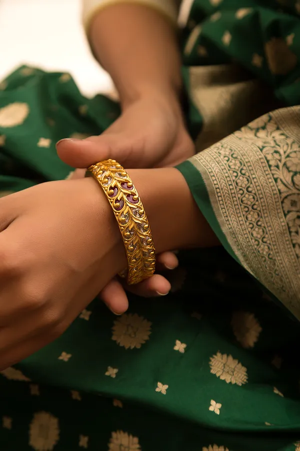 Red & White Kundan Golden Kada