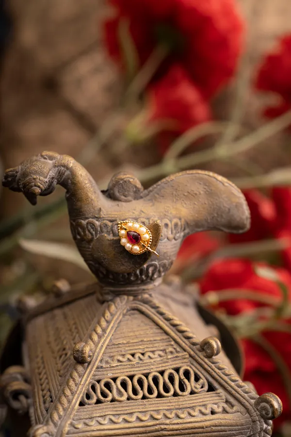 Red Kundan White Pearls Nath