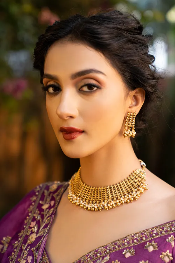 Regal Gold Necklace With Pearls