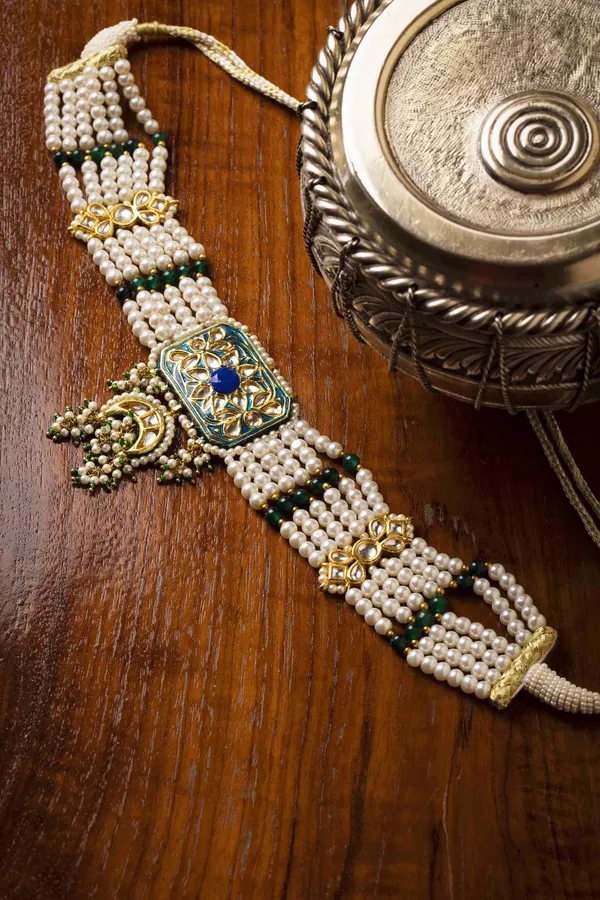 Green Hints Blue Choker